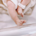 screening neonatale: neonato in culla